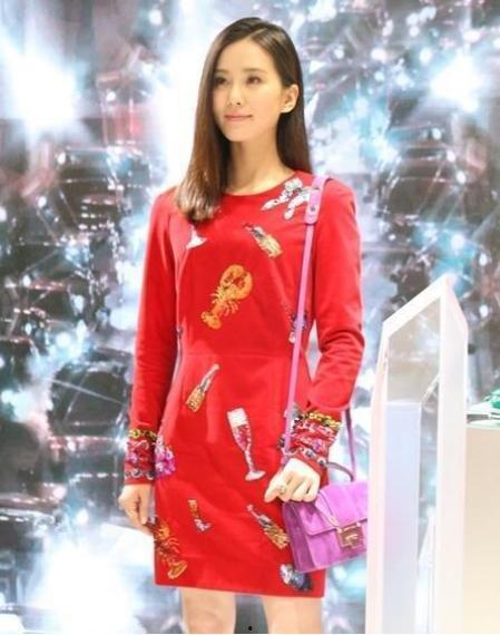 女明星网红裙子掉了图片,女明星网红裙子意外滑落，瞬间成为焦点