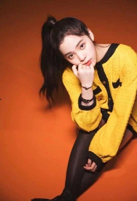 明星网红穿黑色闪电牛,明星网红演绎时尚新风尚