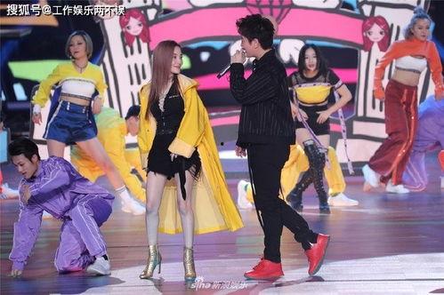 明星网红tf演唱会,星光熠熠，青春狂欢之夜